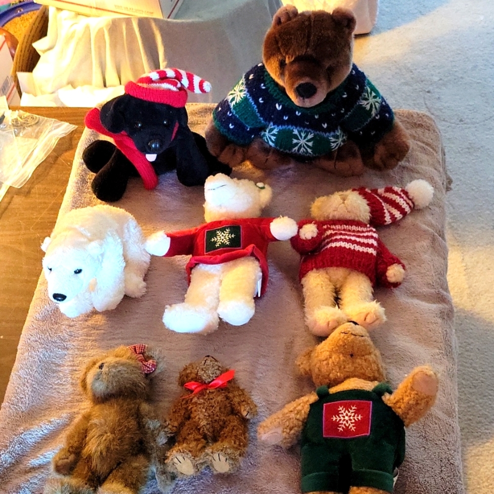 8 Christmas teddy bears including one Boyd's Bear 9 inches tall